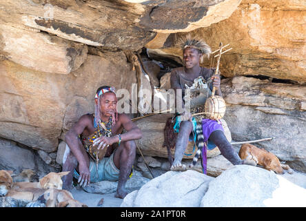 Lake Eyasi, Tanzanie, 11 Septembre 2019 : Hadzabe hommes dans une grotte pendant les chaudes heures du jour Banque D'Images