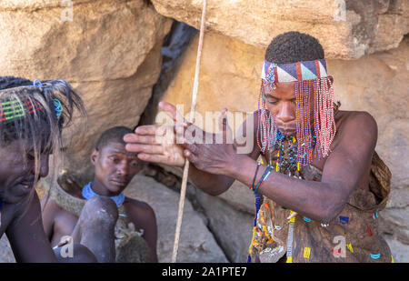 Lake Eyasi, Tanzanie, 11 Septembre 2019 : man making Hadzabe fire Banque D'Images