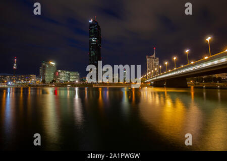 Vue de la nuit de l'allumé un centre d'affaires moderne avec des gratte-ciel et Tour du Danube à Vienne, Autriche Banque D'Images