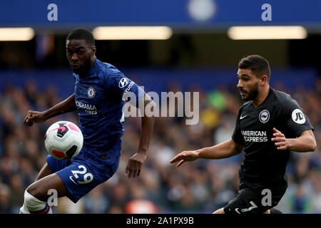 Stamford Bridge, Londres, Royaume-Uni. 28 Sep, 2019. Premier League anglaise de football, le Club de Football de Chelsea contre Brighton et Hove Albion ; Fikayo Tomori de Chelsea est est fermé par Neal Maupay de Brighton & Hove Albion ; cross - strictement usage éditorial uniquement. Pas d'utilisation non autorisée avec l'audio, vidéo, données, listes de luminaire, club ou la Ligue de logos ou services 'live'. En ligne De-match utilisation limitée à 120 images, aucune émulation. Aucune utilisation de pari, de jeux ou d'un club ou la ligue/player Crédit : publications Plus Sport Action/Alamy Live News Banque D'Images