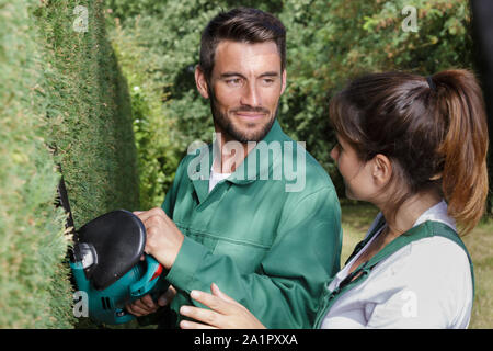 L'homme et la femme dans le parc de couverture de coupe Banque D'Images