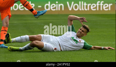 Augsburg, Allemagne. 28 Sep, 2019. Soccer : Bundesliga, FC Augsburg - Bayer Leverkusen, 6e journée dans la WWK-Arena. L'Niederlechner Augsbourg Florian se trouve sur la pelouse. Credit : Stefan Udry/DPA - NOTE IMPORTANTE : en conformité avec les exigences de la DFL Deutsche Fußball Liga ou la DFB Deutscher Fußball-Bund, il est interdit d'utiliser ou avoir utilisé des photographies prises dans le stade et/ou la correspondance dans la séquence sous forme d'images et/ou vidéo-comme des séquences de photos./dpa/Alamy Live News Crédit : afp photo alliance/Alamy Live News Banque D'Images