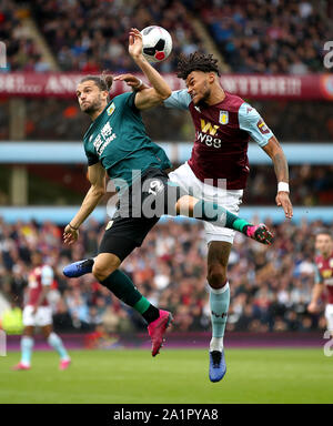 Watford's Jay Rodriguez (à gauche) et l'Aston Villa Tyrone Mings bataille pour la balle durant le premier match de championnat à Villa Park, Birmingham. Banque D'Images