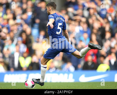 Chelsea's Jorginho du côté marque son premier but du jeu du point de penalty au cours de la Premier League match à Stamford Bridge, Londres. Banque D'Images