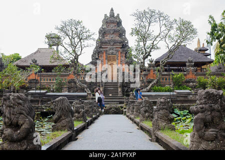 Bali Indonésie, 20 septembre 2019 et l'étang de lotus temple Pura Saraswati à Ubud Banque D'Images