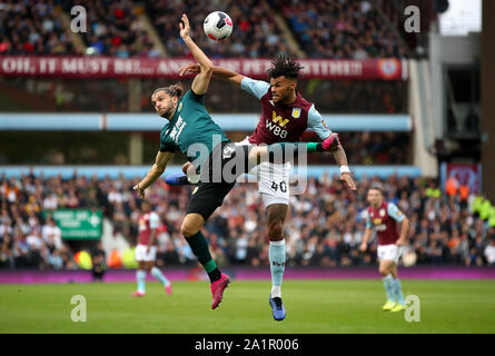 Jay Rodriguez de Burnley (à gauche) et l'Aston Villa Tyrone Mings bataille pour la balle durant le premier match de championnat à Villa Park, Birmingham. Banque D'Images