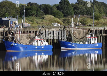 Bateaux de pêche aux crevettes amarré au quai de Boal, King's Lynn, Norfolk UK Banque D'Images