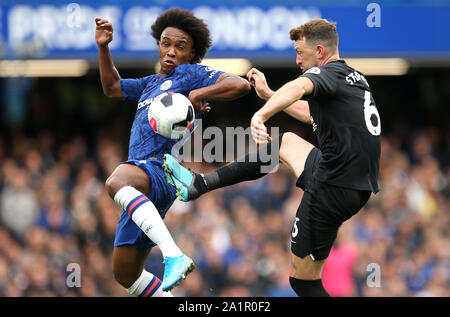 Willian Chelsea's (à gauche) et de Brighton et Hove Albion's Dale Stephens bataille pour la balle au cours de la Premier League match à Stamford Bridge, Londres. Banque D'Images