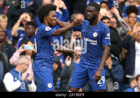 Willian Chelsea's (à gauche) célèbre marquant son deuxième but de côtés du jeu avec son coéquipier Fikayo Tomori au cours de la Premier League match à Stamford Bridge, Londres. Banque D'Images