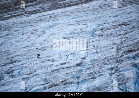 Deux randonneurs sur un glacier randonnée au milieu de Le glacier de sortie dans le parc national de Kenai Fjords Banque D'Images