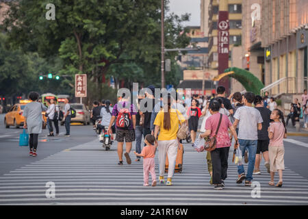 Xian, Chine - Août 2019 : les gens sur un passage piéton dans la ville de Xian en été, dans la province du Shaanxi Banque D'Images