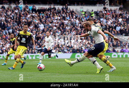 Tottenham Hotspur Harry Kane pousses durant la Premier League match à la Tottenham Hotspur Stadium, Londres. Banque D'Images