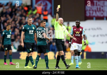 Burnley's Ashley Westwood est montré le carton jaune par l'arbitre Lee Mason au cours de la Premier League match à Villa Park, Birmingham. Banque D'Images