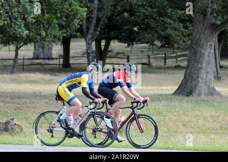 Londres, Royaume-Uni, 28 septembre 2019, les gens prennent leur chance de profiter de Richmond Park, comme les conditions météorologiques humides se ferme. Credit : JOHNNY ARMSTEAD/Alamy Live News Banque D'Images