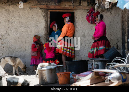 21 octobre 2012 - Maras, vallée de l'Urubamba, au Pérou : Des Indiens Quechua femme et sa famille habillés en costume tissé à la couleur et à l'extérieur de leur Banque D'Images
