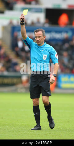 Stade Liberty, Swansea, Glamorgan, au Royaume-Uni. 28 Sep, 2019. Championnat de la Ligue de Football anglaise, Swansea City versus lecture ; Arbitre Keith Stroud donne à Liam Moore de la lecture d'une carte jaune pour sa faute sur André Ayew de Swansea City - strictement usage éditorial uniquement. Pas d'utilisation non autorisée avec l'audio, vidéo, données, listes de luminaire, club ou la Ligue de logos ou services 'live'. En ligne De-match utilisation limitée à 120 images, aucune émulation. Aucune utilisation de pari, de jeux ou d'un club ou la ligue/player Crédit : publications Plus Sport Action/Alamy Live News Banque D'Images