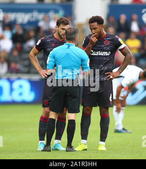 Stade Liberty, Swansea, Glamorgan, au Royaume-Uni. 28 Sep, 2019. Championnat de la Ligue de Football anglaise, Swansea City versus lecture ; Arbitre Keith Stroud parle à Lucas Boye et Liam Moore de lecture - utilisation éditoriale strictement seulement. Pas d'utilisation non autorisée avec l'audio, vidéo, données, listes de luminaire, club ou la Ligue de logos ou services 'live'. En ligne De-match utilisation limitée à 120 images, aucune émulation. Aucune utilisation de pari, de jeux ou d'un club ou la ligue/player Crédit : publications Plus Sport Action/Alamy Live News Banque D'Images