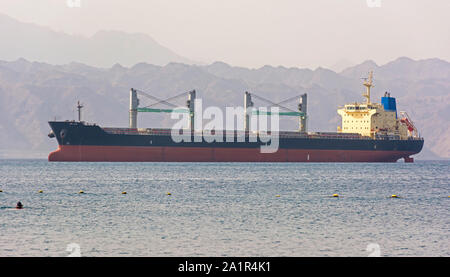 Vraquier typique d'un cargo dans le golfe d'Eilat aqaba avec les montagnes de Jordanie à l'arrière-plan Banque D'Images