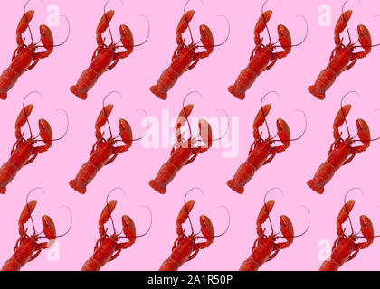 Les homards fraîchement bouillie en rouge sur fond rose. Droit Banque D'Images