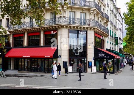 Les gens devant l'Hippopotamus Steakhouse Paris Bastille et le boulevard Beaumarchais, restaurant sur le bord du Marais à La Place Bastille, France. Banque D'Images