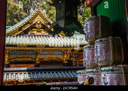 Temple de Kunozan Toshogu à Shizuoka, Japon. Le sanctuaire de Toshogu et ses dépendances sont magnifiquement décorés et décorés avec de la laque japonaise. En face de l'entrée du bâtiment principal sont empilés et des fûts de saké très décoratifs. Ils sont une offre à Tokugawa Ieyasu Banque D'Images