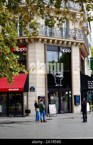 Les gens devant l'Hippopotamus Steakhouse Paris Bastille et le boulevard Beaumarchais, restaurant sur le bord du Marais à La Place Bastille, France. Banque D'Images
