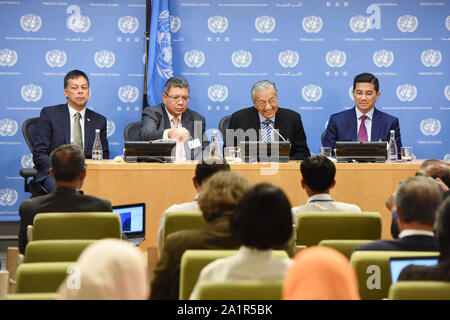 New York, USA. Sept 27, 2019. (190928) -- ORGANISATION DES NATIONS UNIES, le 28 septembre 2019 (Xinhua) -- Le Premier Ministre malaisien Mahathir Mohamad (2e R, arrière) mémoires les journalistes lors d'une conférence de presse en marge du débat général de la 74e session de l'Assemblée générale des Nations Unies au siège de l ONU à New York, le 27 septembre 2019. Le Premier Ministre malaisien Mahathir Mohamad a déclaré vendredi l'Association des nations de l'Asie du Sud-Est (ANASE) devraient suivre l'exemple de la Chine pour stimuler l'économie régionale tout en exprimant un fort soutien en faveur du libre-échange. (Xinhua/han fang) Credit : Xinhua/Alamy Live N Banque D'Images