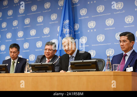 Organisation des Nations Unies. 27 Sep, 2019. Le Premier Ministre malaisien Mahathir Mohamad (2e R) informe les journalistes lors d'une conférence de presse en marge du débat général de la 74e session de l'Assemblée générale des Nations Unies au siège de l ONU à New York, le 27 septembre 2019. Le Premier Ministre malaisien Mahathir Mohamad a déclaré vendredi l'Association des nations de l'Asie du Sud-Est (ANASE) devraient suivre l'exemple de la Chine pour stimuler l'économie régionale tout en exprimant un fort soutien en faveur du libre-échange. Credit : han fang/Xinhua/Alamy Live News Banque D'Images