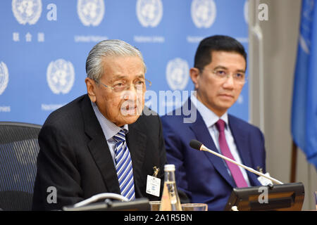 Organisation des Nations Unies. 27 Sep, 2019. Le Premier Ministre malaisien Mahathir Mohamad (L) en bref les journalistes lors d'une conférence de presse en marge du débat général de la 74e session de l'Assemblée générale des Nations Unies au siège de l ONU à New York, le 27 septembre 2019. Le Premier Ministre malaisien Mahathir Mohamad a déclaré vendredi l'Association des nations de l'Asie du Sud-Est (ANASE) devraient suivre l'exemple de la Chine pour stimuler l'économie régionale tout en exprimant un fort soutien en faveur du libre-échange. Credit : han fang/Xinhua/Alamy Live News Banque D'Images