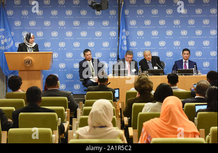 New York, USA. Sept 27, 2019. (190928) -- ORGANISATION DES NATIONS UNIES, le 28 septembre 2019 (Xinhua) -- Le Premier Ministre malaisien Mahathir Mohamad (2e R, arrière) mémoires les journalistes lors d'une conférence de presse en marge du débat général de la 74e session de l'Assemblée générale des Nations Unies au siège de l ONU à New York, le 27 septembre 2019. Le Premier Ministre malaisien Mahathir Mohamad a déclaré vendredi l'Association des nations de l'Asie du Sud-Est (ANASE) devraient suivre l'exemple de la Chine pour stimuler l'économie régionale tout en exprimant un fort soutien en faveur du libre-échange. (Xinhua/han fang) Credit : Xinhua/Alamy Live N Banque D'Images