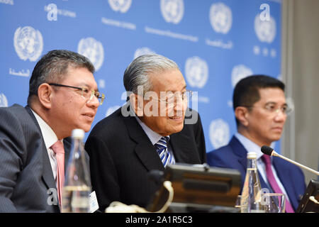 Organisation des Nations Unies. 27 Sep, 2019. Le Premier Ministre malaisien Mahathir Mohamad (C) informe les journalistes lors d'une conférence de presse en marge du débat général de la 74e session de l'Assemblée générale des Nations Unies au siège de l ONU à New York, le 27 septembre 2019. Le Premier Ministre malaisien Mahathir Mohamad a déclaré vendredi l'Association des nations de l'Asie du Sud-Est (ANASE) devraient suivre l'exemple de la Chine pour stimuler l'économie régionale tout en exprimant un fort soutien en faveur du libre-échange. Credit : han fang/Xinhua/Alamy Live News Banque D'Images