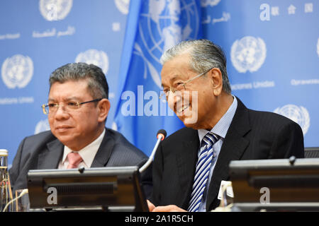 Organisation des Nations Unies. 27 Sep, 2019. Le Premier Ministre malaisien Mahathir Mohamad (R) informe les journalistes lors d'une conférence de presse en marge du débat général de la 74e session de l'Assemblée générale des Nations Unies au siège de l ONU à New York, le 27 septembre 2019. Mahathir a déclaré vendredi l'Association des nations de l'Asie du Sud-Est (ANASE) devraient suivre l'exemple de la Chine pour stimuler l'économie régionale tout en exprimant un fort soutien en faveur du libre-échange. Credit : han fang/Xinhua/Alamy Live News Banque D'Images