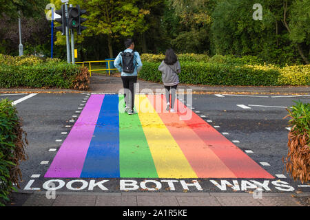 Passage pour piétons arc-en-ciel à l'Université de campus Surrey à Guildford, Royaume-Uni, à l'appui de la communauté LGBT Banque D'Images