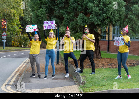 Déménagement en journée à l'Université de Surrey à Guildford, England, UK. Les étudiants qui arrivent sur le campus accueillant freshers le 28 septembre 2019 Banque D'Images