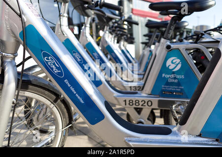 FordPass les vélos. FordPass bikesharing est membre de l'appel de la famille d'un vélo, un dockless location de vélos géré par la Deutsche Bahn (DB). Banque D'Images