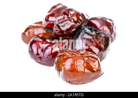 Sweet ponctuées rouge de Chine (dates) jujube préservés dans le sirop plaque blanche colse-up Banque D'Images