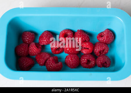 Framboises au moule. Préparation de la gelée de fruits terrine aux fruits rouges Banque D'Images