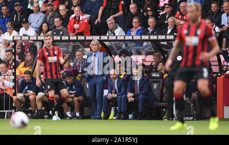 Stade de vitalité, Bournemouth, Dorset, UK. 28 Sep, 2019. Premier League anglaise de football, de Bournemouth Athletic contre West Ham United ; Manuel Pellegrini Manager de West Ham regarde son équipe jouer - strictement usage éditorial uniquement. Pas d'utilisation non autorisée avec l'audio, vidéo, données, listes de luminaire, club ou la Ligue de logos ou services 'live'. En ligne De-match utilisation limitée à 120 images, aucune émulation. Aucune utilisation de pari, de jeux ou d'un club ou la ligue/player Crédit : publications Plus Sport Action/Alamy Live News Banque D'Images