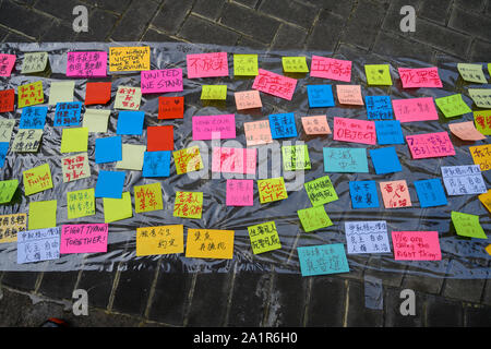 Tamar, Admiratly, Hong Kong, le 29 septembre 2019. Le cinquième anniversaire de la révolution d'Umbrella. Des dizaines de milliers de personnes se sont réunies à Tamar pour un rassemblement pour marquer le début de le mouvement Occupy il y a cinq ans. Messages trouvés dans les bâtiments du gouvernement à l'événement anniversaire à Tamar. Banque D'Images