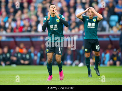 Burnley's Dwight McNeil (à gauche) et du Burnley Ashley Westwood réagir après un coup franc au cours de la Premier League match à Villa Park, Birmingham. Banque D'Images