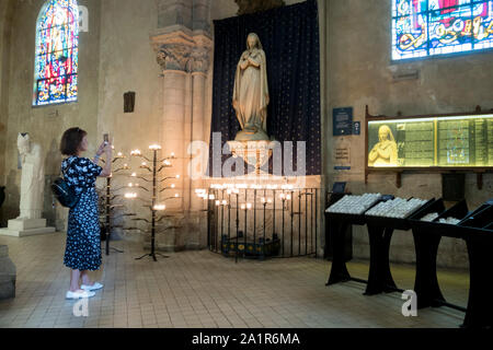 Paris, France - Sept 04, 2019 : paroisse Saint Pierre de Montmartre ou l'église Saint Pierre de Montmartre, l'une des plus anciennes églises de Paris . Banque D'Images