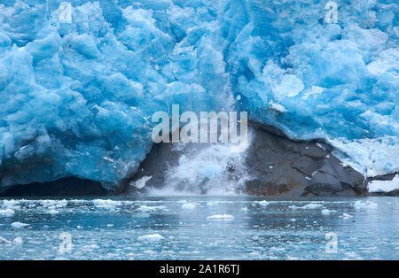 Un bloc de glace tombe et la langue verticale du glacier incliné du glacier du Nord-Ouest et frappe un rocher (le tiers des quatre photos). Banque D'Images