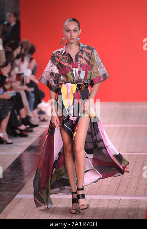 Paris, France. 28 Sep, 2019. Un modèle tient à la passerelle pendant le show Elie Saab dans le cadre de la présentation de la collection printemps-été 2020 Prêt-à-porter lors de la Fashion Week de Paris à Paris le samedi 28 septembre, 2019. Photo par Eco Clement/UPI UPI : Crédit/Alamy Live News Banque D'Images