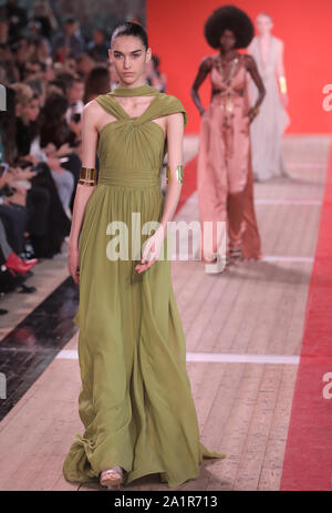 Paris, France. 28 Sep, 2019. Un modèle tient à la passerelle pendant le show Elie Saab dans le cadre de la présentation de la collection printemps-été 2020 Prêt-à-porter lors de la Fashion Week de Paris à Paris le samedi 28 septembre, 2019. Photo par Eco Clement/UPI UPI : Crédit/Alamy Live News Banque D'Images