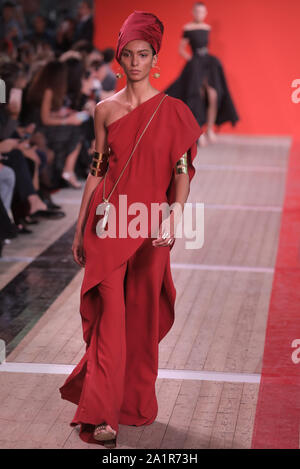 Paris, France. Sep 28, 2019.Paris, France. 28 Sep, 2019. Un modèle tient à la passerelle pendant le show Elie Saab dans le cadre de la présentation de la collection printemps-été 2020 Prêt-à-porter lors de la Fashion Week de Paris à Paris le samedi 28 septembre, 2019. Photo par Eco Clement/UPI UPI : Crédit/Alamy Live News Banque D'Images