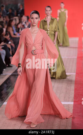 Paris, France. 28 Sep, 2019. Un modèle tient à la passerelle pendant le show Elie Saab dans le cadre de la présentation de la collection printemps-été 2020 Prêt-à-porter lors de la Fashion Week de Paris à Paris le samedi 28 septembre, 2019. Photo par Eco Clement/UPI UPI : Crédit/Alamy Live News Banque D'Images