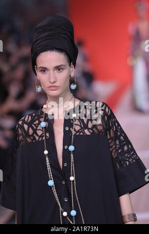Paris, France. 28 Sep, 2019. Un modèle tient à la passerelle pendant le show Elie Saab dans le cadre de la présentation de la collection printemps-été 2020 Prêt-à-porter lors de la Fashion Week de Paris à Paris le samedi 28 septembre, 2019. Photo par Eco Clement/UPI UPI : Crédit/Alamy Live News Banque D'Images