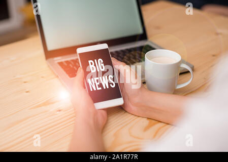 Texte de l'écriture écrit grandes nouvelles. Photo conceptuelle actions savoir personne n'en a entendu parler mais femme journaliste téléporteur de smartphone ordinateur portable m Banque D'Images
