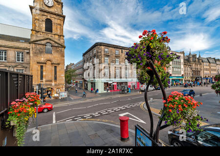 La ville d'INVERNESS EN ÉCOSSE À L'ENSEMBLE DE LA RUE BRIDGE ET AFFICHE de fleurs colorées DANS LA RUE DE L'ÉGLISE Banque D'Images