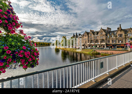 La ville d'INVERNESS EN ÉCOSSE À L'ENSEMBLE DE NESS À PIED ET JUSQU'À LA RIVIÈRE DE LA NESS BRIDGE À LA FIN DE L'ÉTÉ Banque D'Images